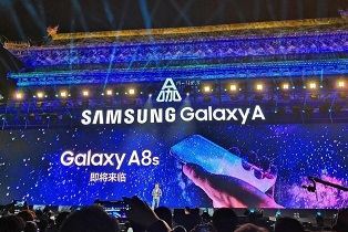 سامسونگ گوشی Galaxy A8s را با حفره&zwnj;ای عجیب در حاشیه بالایی نمایشگر معرفی کرد +تصویر