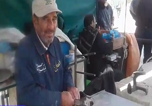 خدمت‌رسانی خادمان ایستگاه صلواتی شهدای مدافع حرم در کربلا + فیلم