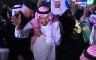 رقص ملک سلمان در جشن &laquo;عرعر&raquo;! +فیلم