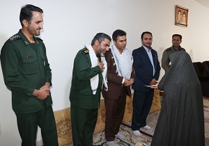 مسئولان شهرستان خاتم باخانواده شهدا دیدار کردند