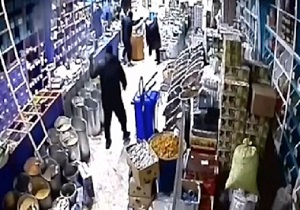 سرقت ناکام سارقان نقابدار از فروشگاه زعفران در سبزوار + فیلم