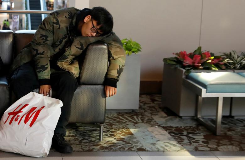 تصاویر هفته: از بازیگوشی یک کودک در مراسم رسمی پاپ فرانسیس تا پذیرایی رباتها در یک کافه در ژاپن