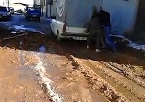 تردد سخت خودروها از کوچه گِل‌آلود در "بلداجی" + فیلم