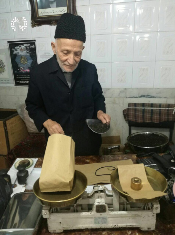 تصویر قابل تامل از کاسبی خدا ترس در حال وزن کردن کالا +تصویر