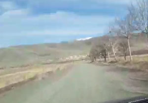 کمبود روکش آسفالت جاده در روستای پریدر + فیلم