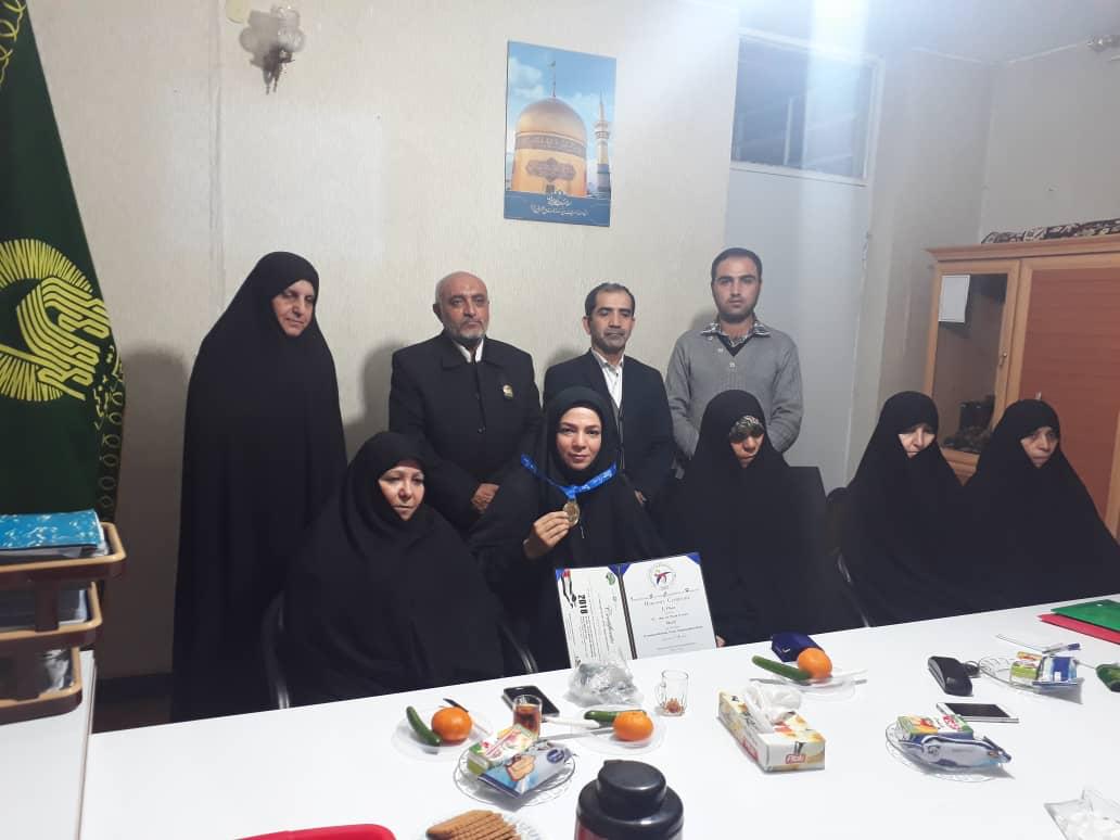 اهدا مدال تیرانداز فارس به موزه آستان قدس رضوی