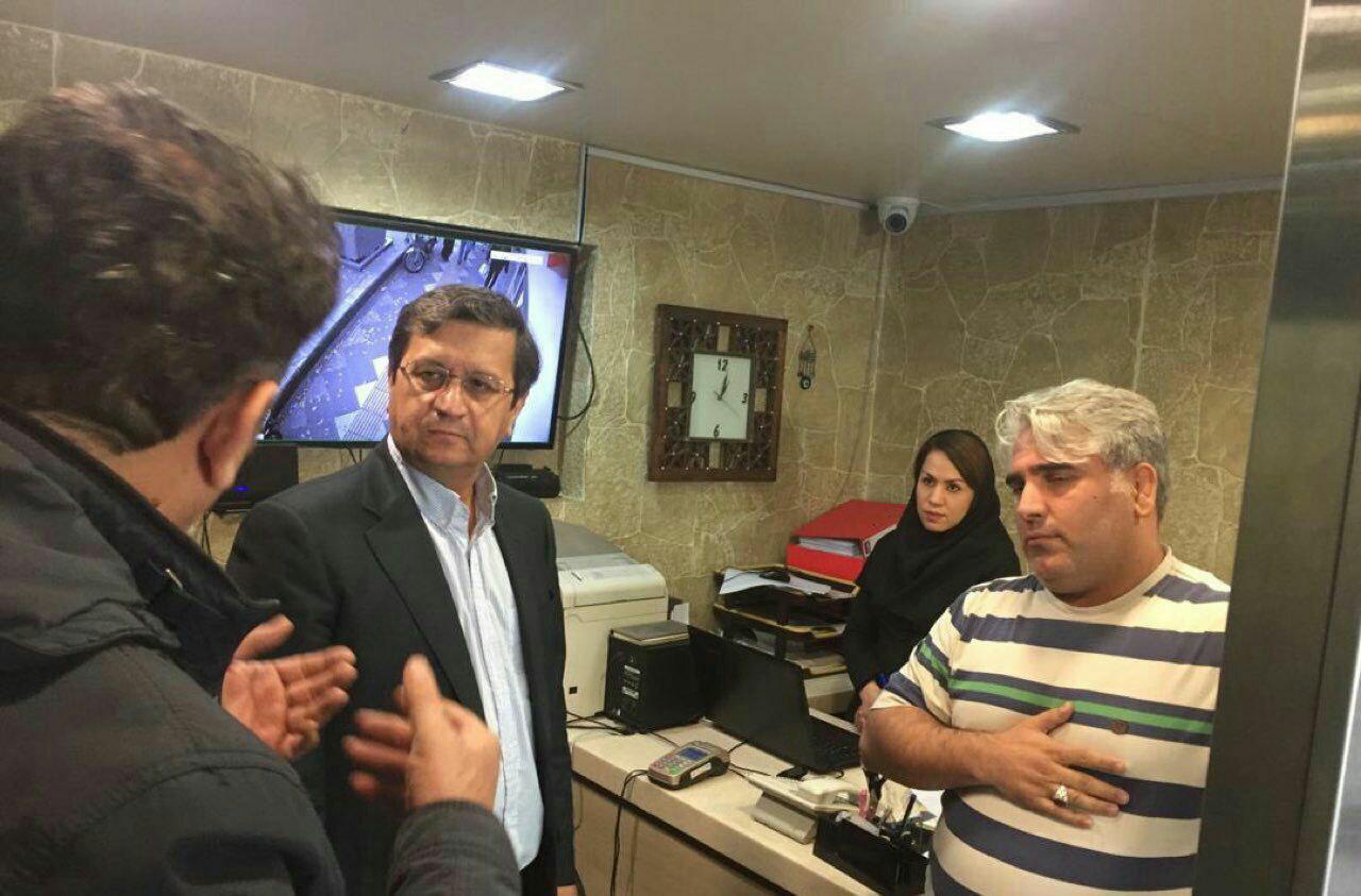 بازدید سرزده همتی از صرافی‌های خیابان فردوسی