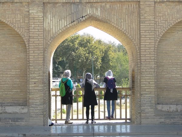 سی وسه پل در محاصره سیم&zwnj;های فلزی/ بررسی دلایل و ضرورت ایمن&zwnj;سازی این پل تاریخی&zwnj;