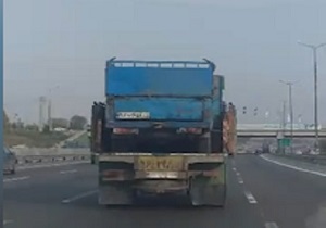 حمل خطرناک خودرو در کهریزک/ وقتی نیسان خود بار کامیون می‌شود + فیلم