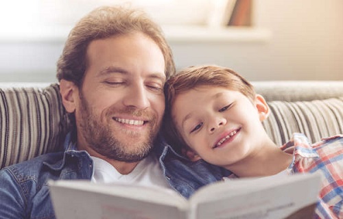 5 راه تقویت ارتباط کودک با پدر و مادر/باید به کودک فرصت کمک کردن داد
