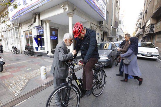 شهردار تهران امروز با دوچرخه به محل کار رفت + عکس