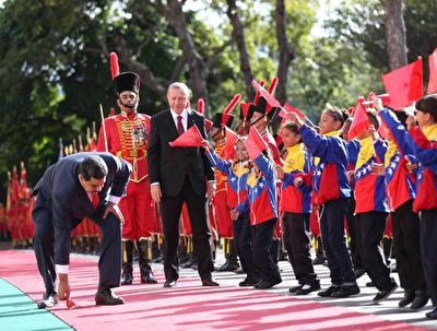 اقدام جالب مادورو در مراسم استقبال از اردوغان + فیلم