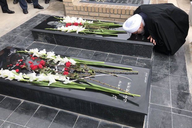 روحانی بر سر مزار والدین خود در سرخه حاضر شد+عکس