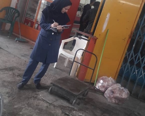 جمع آوری مرغ های قطعه شده و غیرمجاز از فروشگاه عرضه فرآورده خام دامی