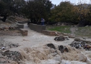 مسدود شدن راه ارتباطی روستای "تل دراز" در اثر بارش باران + فیلم
