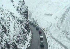 آغاز بارش برف در برخی مسیر‌های جاده هراز
