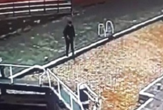 توجه بیش از حد پسر جوان به تلفن همراه جانش را به خطر انداخت +فیلم