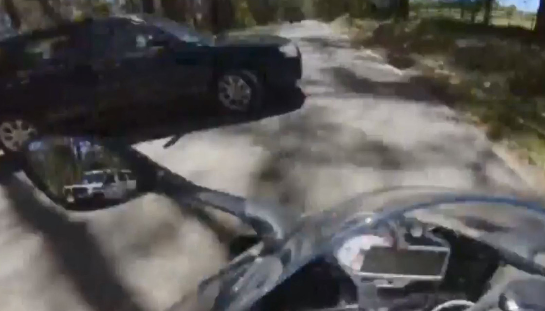 خطری که از بیخ گوش موتورسوار گذشت! + فیلم//