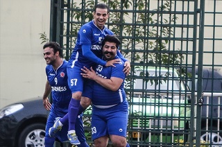 شادی جالب بهنام بانی پس از گلزنی به هنرمندان پرسپولیس +فیلم