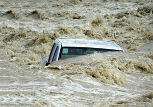 امدادرسانی به ۳۰ خودرو گرفتار در سیلاب پلدختر