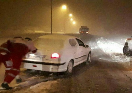 امدادرسانی هلال احمر به ۷۰ خودرو در گردنه زالیان بروجرد