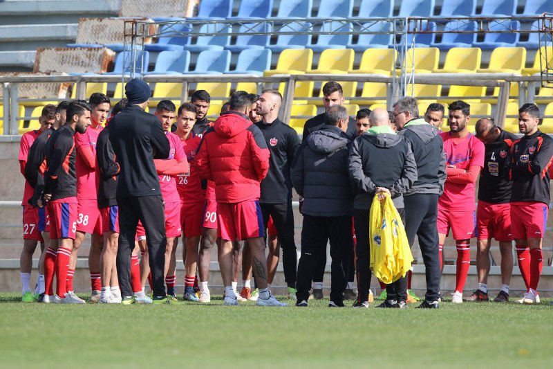بازیکنان پرسپولیس پیش از دیدار مقابل سپاهان پا به توپ شدند