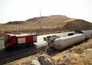 واژگونی تریلر حامل بنزین در جاده پلدختر - دره شهر