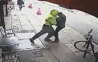 شگرد وحشتناک مرد بی&zwnj;خانمان برای سرقت از عابر پیاده +فیلم