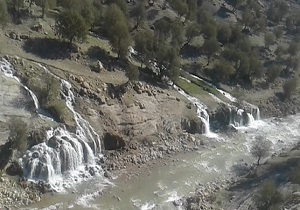 سرازیر شدن آبشار فصلی در "آبریزک" + فیلم