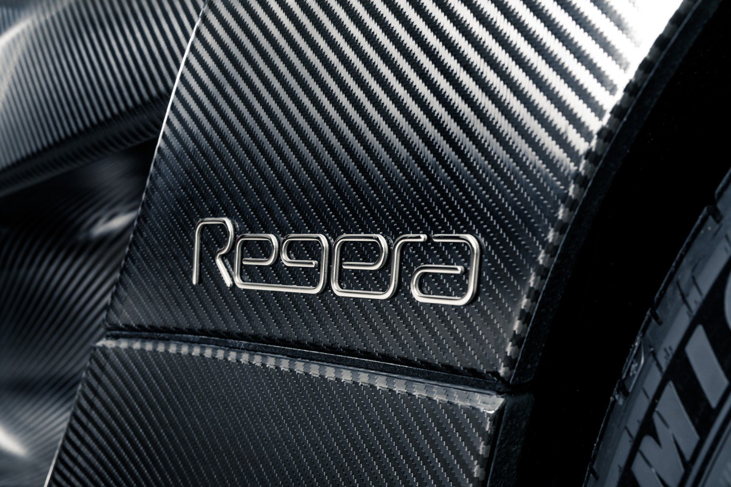 کوئین&zwnj;زخ رگرا عریان می&zwnj;شود! فقط کربن خالص