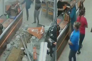 ورود ناگهانی خودرو به داخل رستوران! + فیلم