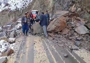 ریزش کوه در جاده روستایی "بیساران" + فیلم
