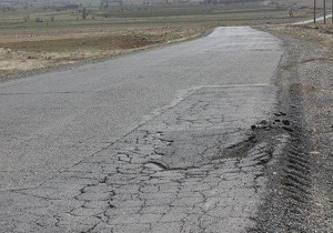 چشم انتظاری اهالی روستا برای آسفالت جاده + فیلم