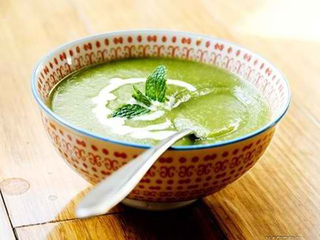 طرز تهیه سوپ کاهو؛ یکی از محبوب&zwnj;ترین سوپ&zwnj;ها