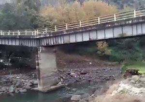 تخریب پل ارتباطی در روستای لرداسرا + فیلم