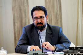 واکنش معاون هنری به انتقاد‌ها درباره استفاده از کلاه گیس در یک تئاتر