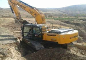 توقیف بیل مکانیکی حفاران غیر مجاز آثار تاریخی