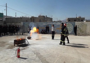آموزش دفاعی به دانش‌آموزان توسط پرسنل آتش‌نشانی + تصاویر