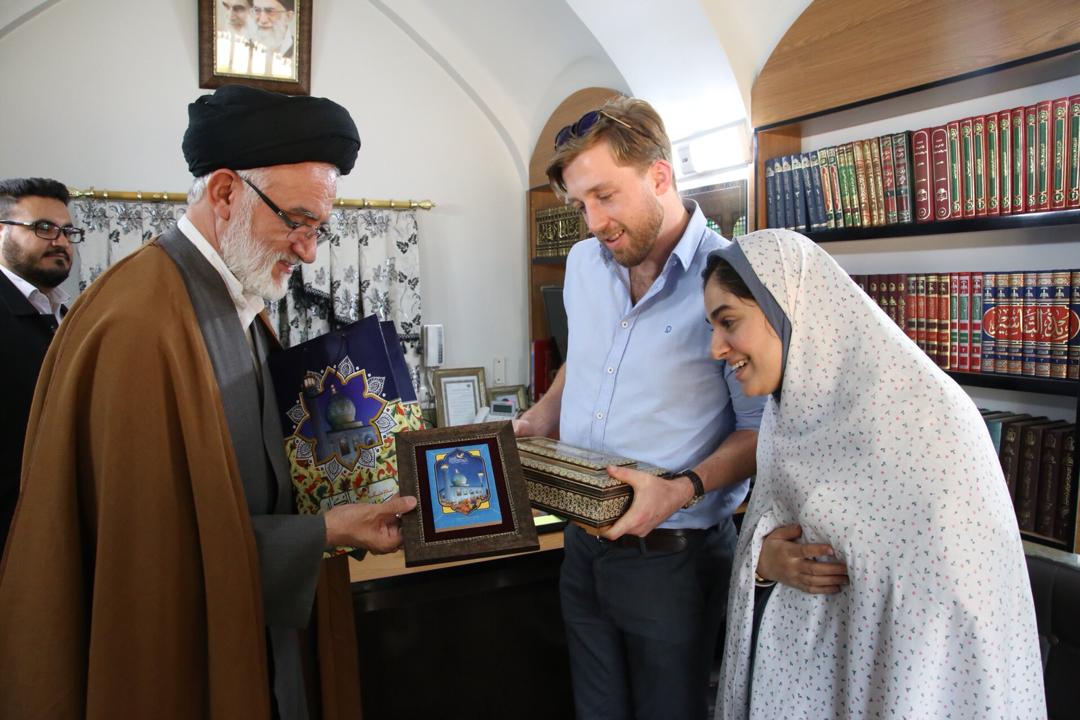 مسلمان شدن جوان مسیحی در حرم مطهر سید علاءالدین حسین (ع)