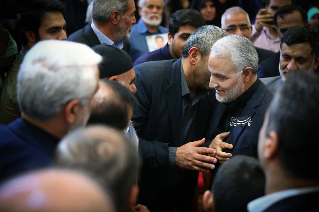 تصاویر دیدار جمعی از خانواده ی شهدای مدافع حرم با سردار سلیمانی