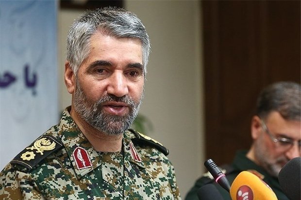 جوانان میدان را برای دشمن آماده نکنند
