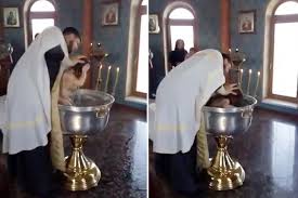 روش غسل تعمید عجیب کشیش روسی! + فیلم//
