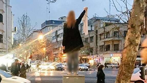 رسوایی جنجالی و تازه دختر خیابان انقلاب/ از پادویی برای جوجه اردک زشت تا خیانت در ازای دریافت پاسپورت رسوایی جنجالی و تازه دختر خیابان انقلاب/ از پادویی برای جوجه اردک زشت تا خیانت در ازای دریافت پاسپورت