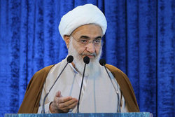 نماینده رهبر انقلاب بدون محافظ شخصی در بازار +عکس