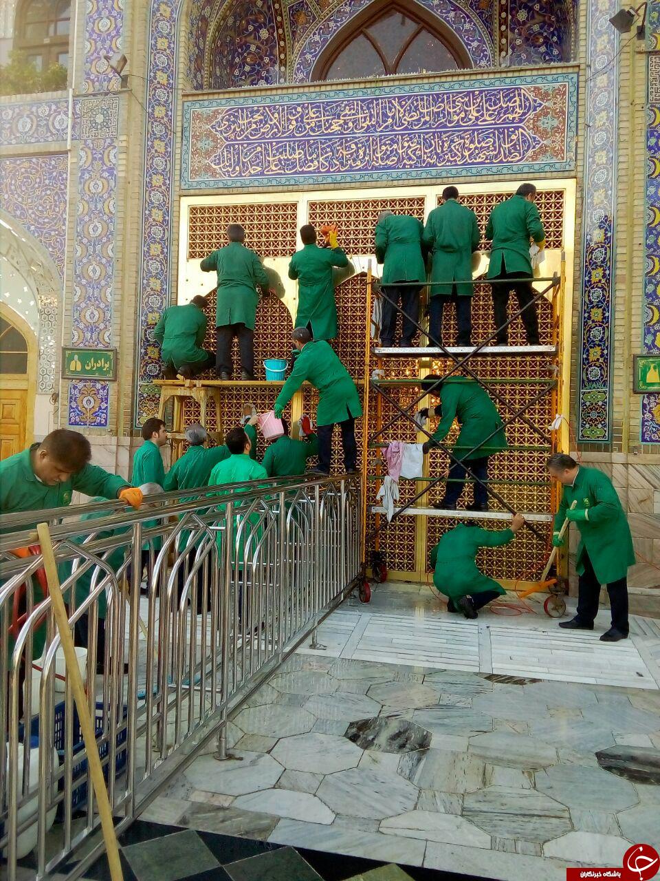 غبارروبی پنجره فولادی حرم امام رضا (ع) + تصاویر