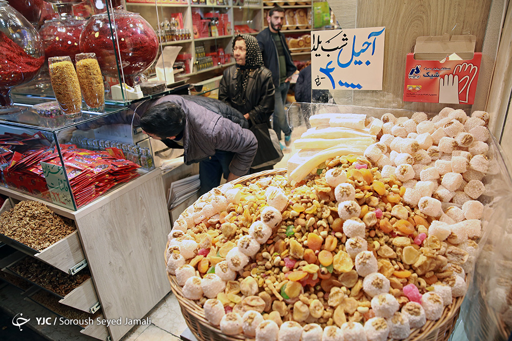 شب یلدا بلند تر و سفره ها تنگ تر / وقتی دور همی هایمان را به هم می زنیم
