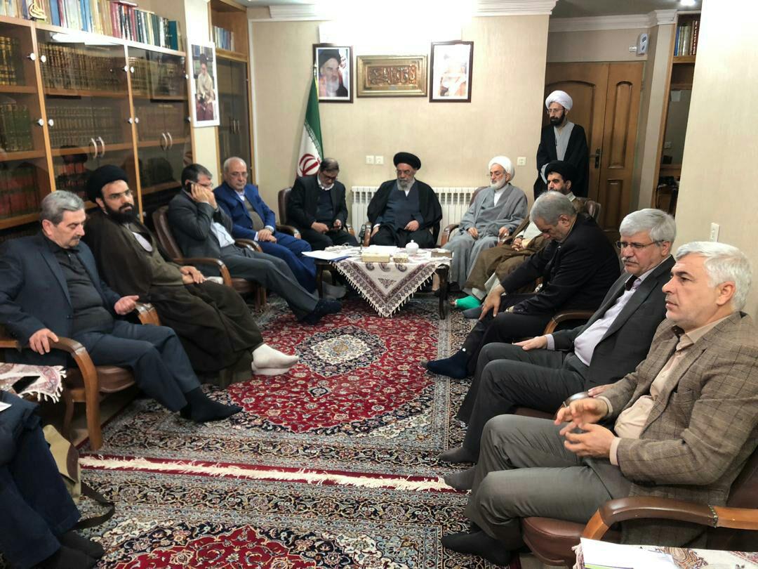 نمایندگان مجمع اصفهان در جلسه علنی مجلس حاضر نشدند/ تجمع وکلای ملت در دفتر نماینده ولی فقیه اصفهان