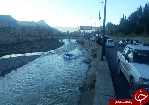 سقوط خودرو به داخل رودخانه خرم آباد+تصاویر