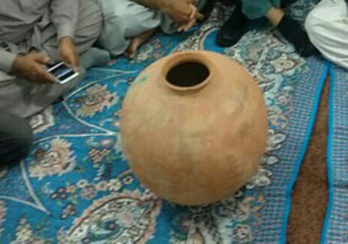 تحویل یک شی تاریخی توسط مردم محلی چگردک به اداره میراث فرهنگی دلگان