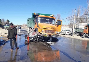 حادثه دلخراش له شدن پراید زیر چرخ‌های کامیون + فیلم